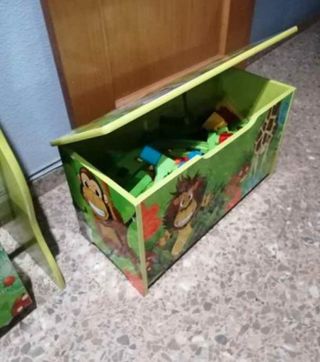Muebles infantiles: baúl y estantería