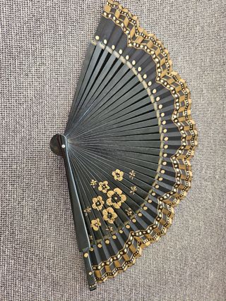Abanico negro y dorado pintado a mano