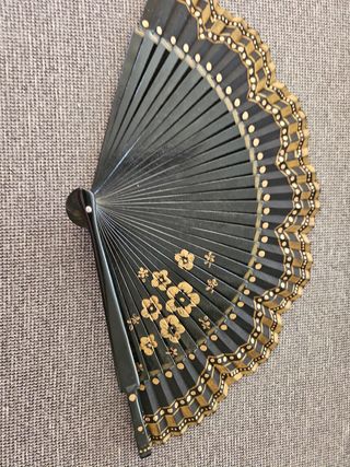 Abanico negro y dorado pintado a mano