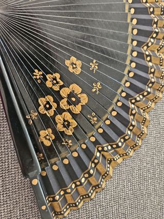 Abanico negro y dorado pintado a mano