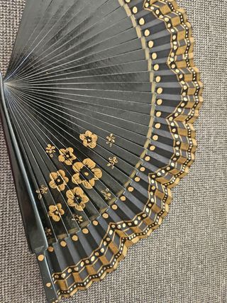 Abanico negro y dorado pintado a mano