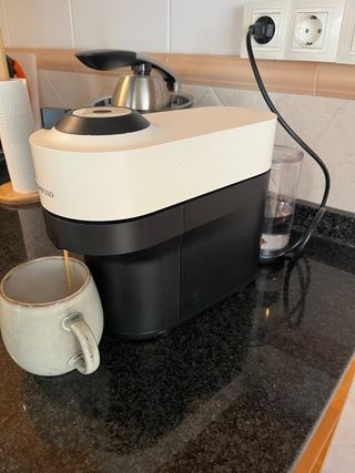 Cafetera Nespresso Vertuo POP blanca