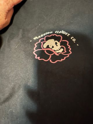 Camiseta negra Passion Flower Co.