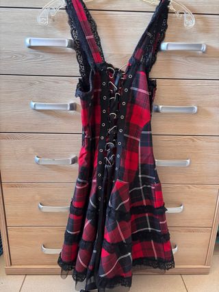 Vestido gótico rojo y negro