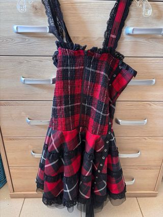 Vestido gótico rojo y negro