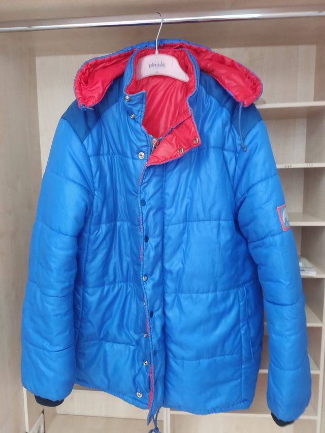 Abrigo acolchado azul y rojo