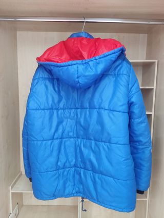 Abrigo acolchado azul y rojo
