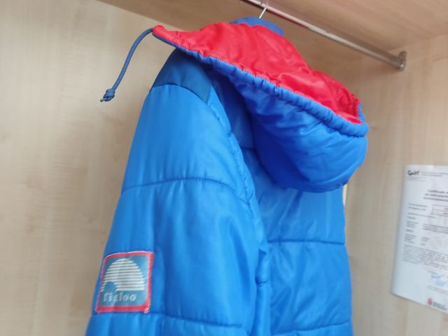 Abrigo acolchado azul y rojo