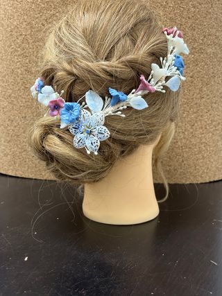 Tocado flores porcelana fría