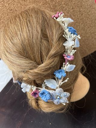 Tocado flores porcelana fría