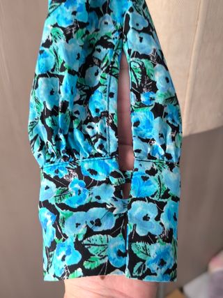 Top corto flores - azul y negro