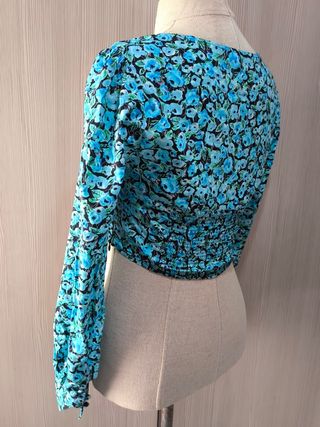 Top corto flores - azul y negro