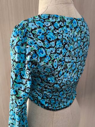 Top corto flores - azul y negro