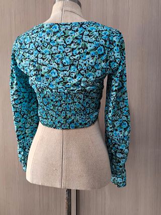 Top corto flores - azul y negro