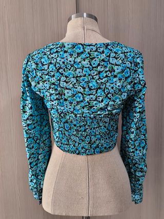 Top corto flores - azul y negro