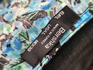 Top corto flores - azul y negro