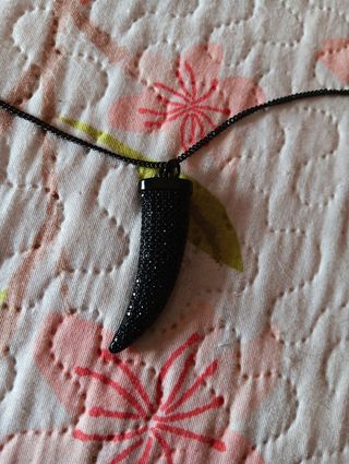 Colgante negro con pedrería
