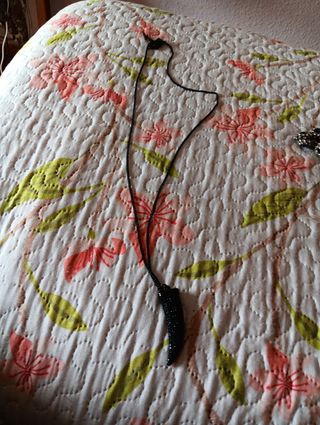 Colgante negro con pedrería