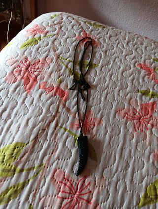 Colgante negro con pedrería