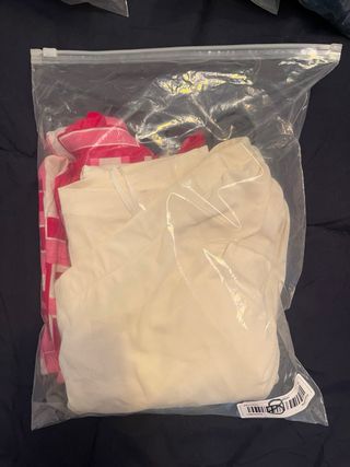 Vestidos beige y rojo