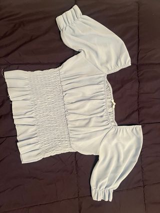 Tops negros y camiseta blanca