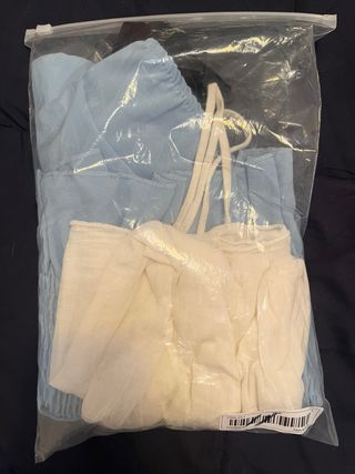 Tops negros y camiseta blanca