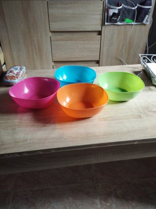 Platos, vasos de plástico duro.