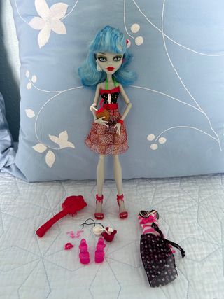Muñeca Monster High Ghoulia Yelps (dos conjuntos)