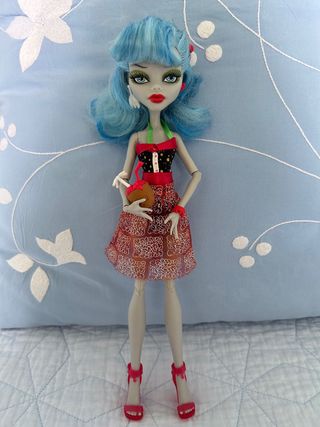Muñeca Monster High Ghoulia Yelps (dos conjuntos)