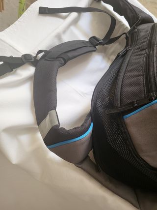 Mochila gris y azul 30L. Con correa de seguridad..