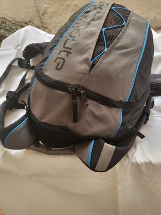 Mochila gris y azul 30L. Con correa de seguridad..