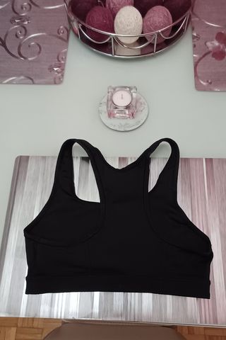 Top deportivo Puma negro