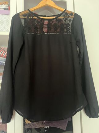 Blusa negra encaje manga larga