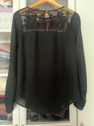 Blusa negra encaje manga larga
