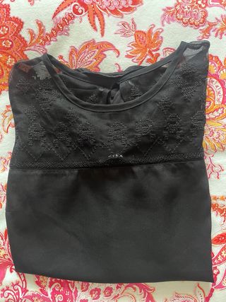 Blusa negra encaje manga larga