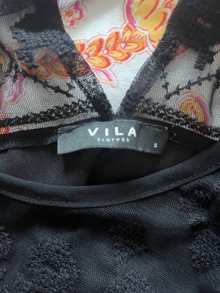 Blusa negra encaje manga larga