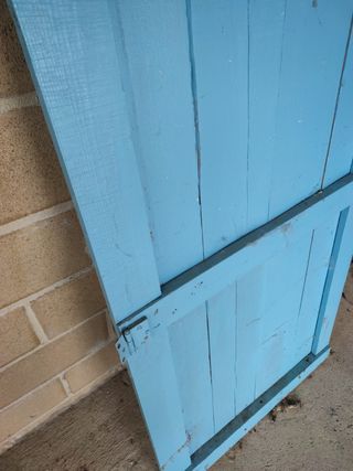 Puerta azul antigua de madera