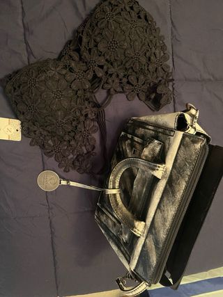 Bolso negro y top negro
