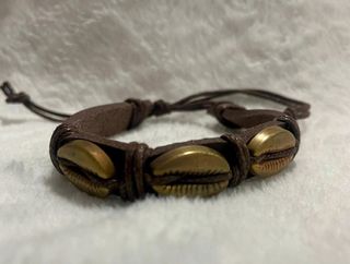 Pulsera cuero marrón con detalles dorados