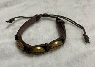 Pulsera cuero marrón con detalles dorados
