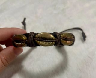 Pulsera cuero marrón con detalles dorados