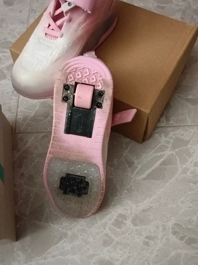 Zapatillas deportivas con ruedas y luz