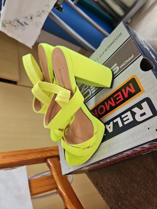 Tacones amarillos DIVIDED - 36