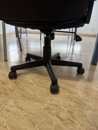 Silla oficina piel sintética negra