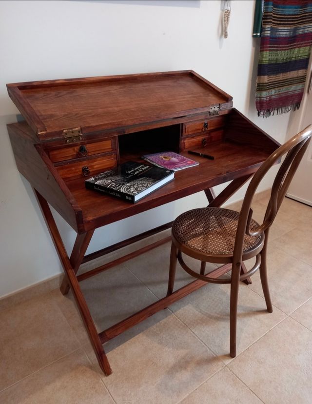 Escritorio colonial.