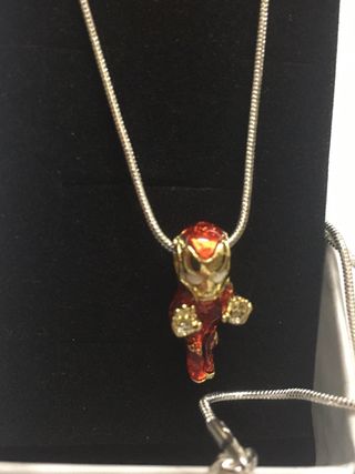 Collar Iron Man dorado y rojo