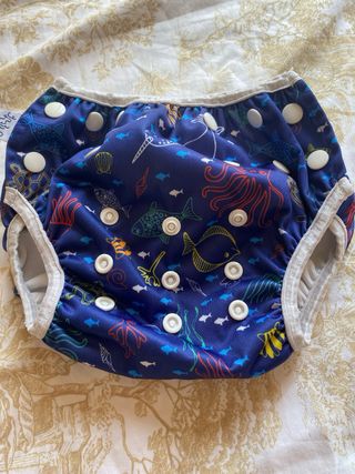 Pañal y zapatos playa bebé