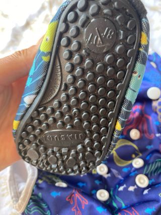 Pañal y zapatos playa bebé