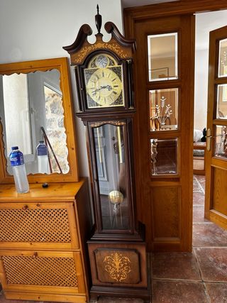 Reloj de pie antiguo de madera