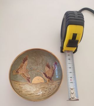 Cuenco decorado de pájaros en el horizonte